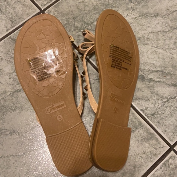 Studded flip flops - Picture 3 of 3